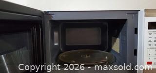 MaxSold Auction: Compact Cuisinart microwave - Ottawa (Ontario, Canada) SELLER MANAGED Charity/Fundraising Online Auction - Pauline-Charron Place