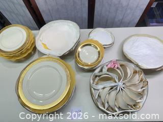 MaxSold Auction: Lenox Westchester 11-inch Porcelain Dinner Plate, White with Gold Rim - Warwick (Rhode Island, USA) SELLER MANAGED Reseller Online Auction - Warwick Avenue