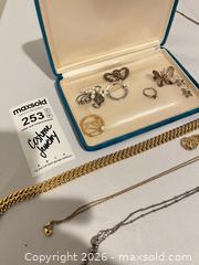 MaxSold Auction: Costume Jewelry Lot — Necklaces, Bracelets, Earrings & More BS1 - Richland Township (Pennsylvania, USA) PARTNER MANAGED Moving Online Auction - Winterthur Lane