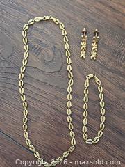MaxSold Auction: 14K Gold Necklace, Bracelet and Pair of Earrings - Los Angeles (California, USA) PARTNER MANAGED Moving Online Auction - West 36th Street (CONDO)