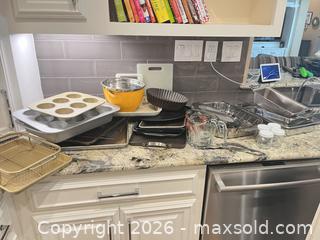 MaxSold Auction: Baking & Bakeware Set: Pans, Mixing Bowl, Measuring Cup - Frisco (Texas, USA) PARTNER MANAGED Downsizing Online Auction - Miramar Drive