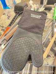 MaxSold Auction: Williams Sonoma Kitchen Utensil Set - Frisco (Texas, USA) PARTNER MANAGED Downsizing Online Auction - Miramar Drive