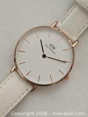 MaxSold Auction: Daniel Wellington Petite Bondi Women's Quartz Watch Working  - Toronto (Ontario, Canada) PARTNER MANAGED Reseller Online Auction - Queen Street West