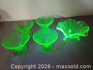 MaxSold Auction: Vintage 4 Madrid Pattern Uranium Desert Glasses & Footed Bowl - Toronto (Ontario, Canada) PARTNER MANAGED Reseller Online Auction - Queen Street West