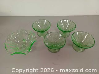 MaxSold Auction: Vintage 4 Madrid Pattern Uranium Desert Glasses & Footed Bowl - Toronto (Ontario, Canada) PARTNER MANAGED Reseller Online Auction - Queen Street West