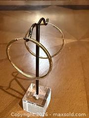 MaxSold Auction: 14K Yellow Gold Textured Medium Hoop Earrings (Pair) - Brampton (Ontario, Canada) SELLER MANAGED Charity/Fundraising Online Auction -  Pine Ridge Lane