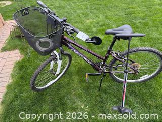 MaxSold Auction: Women’s 7-Speed Bike & Pump  - Collingwood (Ontario, Canada) SELLER MANAGED Downsizing Online Auction - Chamberlain Crescent