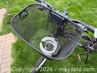MaxSold Auction: Women’s 7-Speed Bike & Pump  - Collingwood (Ontario, Canada) SELLER MANAGED Downsizing Online Auction - Chamberlain Crescent