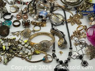 MaxSold Auction: Jewelry Lot - St. Catharines (Ontario, Canada) SELLER MANAGED Estate Sale Online Auction - Drury Crescent