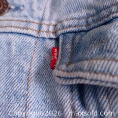MaxSold Auction: Vintage Levi’s Denim Jacket – Made in Canada – Size Large – Great Condition - Toronto (Ontario, Canada) SELLER MANAGED Reseller Online Auction - Esandar Drive (STORAGE)