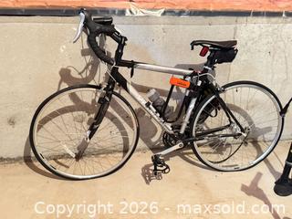 MaxSold Auction: Specialized Sequoia Road Bike and 2 Bike Pumps B - Richmond Hill (Ontario, Canada) Moving Online Auction - White Lodge Cresent