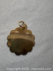 MaxSold Auction: 14K Gold Jamaica Pendant with Palm Tree and Scalloped Edge - Hamilton (Ontario, Canada) SELLER MANAGED Downsizing Online Auction -  Sherman Avenue South