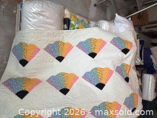 MaxSold Auction: Handmade Multicolored Fan Pattern Quilt with White Background - Hamilton (Ontario, Canada) SELLER MANAGED Downsizing Online Auction -  Sherman Avenue South