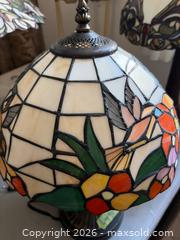 MaxSold Auction: Stained Glass Table Lamp with Floral Design and Metal Base - Hamilton (Ontario, Canada) SELLER MANAGED Downsizing Online Auction -  Sherman Avenue South