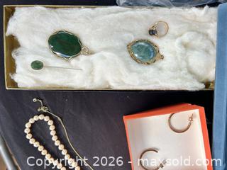 MaxSold Auction: Lot of 4–6 Mixed Jewelry with Pearls, Jade & Onyx - Kawartha Lakes (Ontario, Canada) PARTNER MANAGED Downsizing Online Auction - Sugarbush Trail