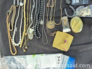 MaxSold Auction: Mixed Lot of Gold & Silver-Tone Beaded Necklaces and Pendants - Kawartha Lakes (Ontario, Canada) PARTNER MANAGED Downsizing Online Auction - Sugarbush Trail