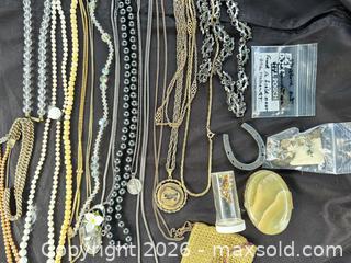 MaxSold Auction: Mixed Lot of Gold & Silver-Tone Beaded Necklaces and Pendants - Kawartha Lakes (Ontario, Canada) PARTNER MANAGED Downsizing Online Auction - Sugarbush Trail
