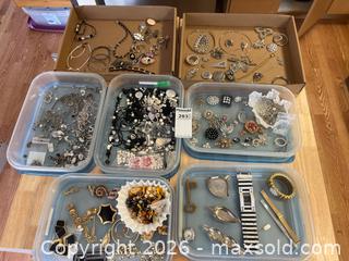 MaxSold Auction: Costume Jewelry with Some Damage - Addington Highlands (Ontario, Canada) PARTNER MANAGED Downsizing Online Auction - Highway 41