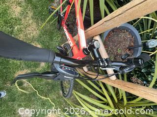 MaxSold Auction: Norco VFR Medium Coral Hybrid/Commuter Bike - Saanich (British Columbia, Canada) SELLER MANAGED Downsizing Online Auction - Glanford Avenue