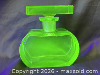 MaxSold Auction: C.1930 Modernist Art Deco Vaseline Uranium Glass Stoppered Perfume Bottle - Toronto (Ontario, Canada) PARTNER MANAGED Reseller Online Auction - Railside Road