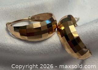 MaxSold Auction: 10 Kt Yellow Gold Hoop Earrings - Ottawa (Ontario, Canada) PARTNER MANAGED Downsizing Online Auction - Fallowfield Road