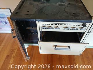 MaxSold Auction: Spark Vintage Kitchen Range with Cookware & Accessories - San Jose (California, USA) PARTNER MANAGED Estate Sale Online Auction - Union Avenue