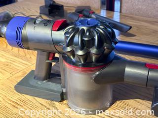 MaxSold Auction: Dyson V8 Cordless Stick Vacuum - Toronto (Ontario, Canada) SELLER MANAGED Downsizing Online Auction - Nassau Street