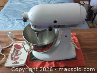 MaxSold Auction: KitchenAid Classic Stand Mixer, White, 4.5 - 5 qt - Toronto (Ontario, Canada) SELLER MANAGED Downsizing Online Auction - Jones Avenue