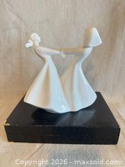 MaxSold Auction: White Porcelain Figurine with Maker's Mark,Royal Doulton 1998 - Toronto (Ontario, Canada) SELLER MANAGED Downsizing Online Auction -  Weston Road (CONDO)