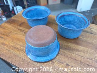 MaxSold Auction: Set of 3 Blue/Turquoise Ceramic Stoneware Ramekins, 4" Dia - San Rafael (California, USA) PARTNER MANAGED Reseller Online Auction - Du Bois