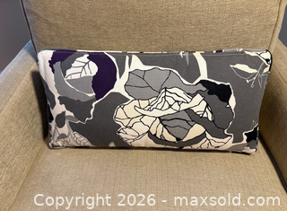 MaxSold Auction: 2x Sets Curtains & Matching Throw Pillow - Ottawa (Ontario, Canada) SELLER MANAGED Downsizing Online Auction - Autumn Ridge Drive