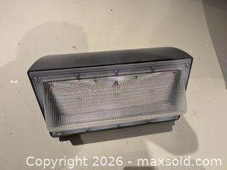 MaxSold Auction: Hyperlite 120W LED Floodlight - Ottawa (Ontario, Canada) SELLER MANAGED Downsizing Online Auction - Autumn Ridge Drive