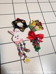 MaxSold Auction: Set of 4 Small Multicolor Holiday Brooch Pins - Hamilton (Ontario, Canada) SELLER MANAGED Reseller Online Auction - Kensington Avenue North