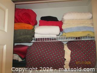 MaxSold Auction: Blankets, Throws and Towels - Multicolor - Warminster Township (Pennsylvania, USA) PARTNER MANAGED Moving Online Auction - Centennial Station Drive (CONDO)