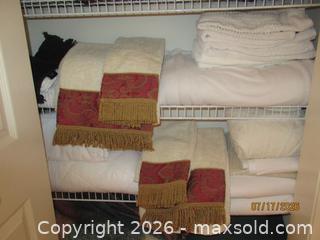 MaxSold Auction: Blankets, Throws and Towels - Multicolor - Warminster Township (Pennsylvania, USA) PARTNER MANAGED Moving Online Auction - Centennial Station Drive (CONDO)