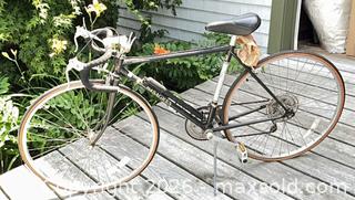 MaxSold Auction: Fuji Sagres Steel Road Bike 700c Black A - Duxbury (Massachusetts, USA) PARTNER MANAGED Downsizing Online Auction - King Caesar Road