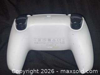MaxSold Auction: Sony DualSense (PS5) Wireless Controller - White/Black - Buena Park (California, USA) SELLER MANAGED Moving Online Auction - Melrose Street