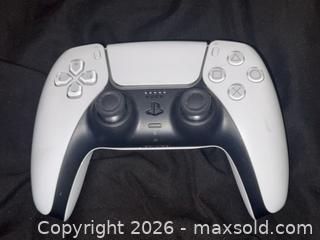 MaxSold Auction: Sony DualSense (PS5) Wireless Controller - White/Black - Buena Park (California, USA) SELLER MANAGED Moving Online Auction - Melrose Street