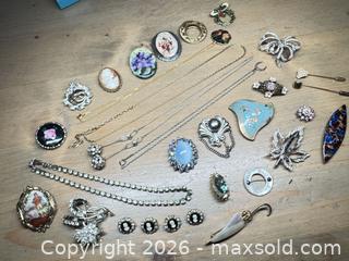 MaxSold Auction: Jewellery Miscellaneous Jewelry  - Hamilton (Ontario, Canada) PARTNER MANAGED Downsizing Online Auction - Witherspoon Street