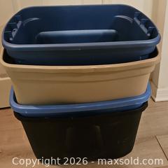 MaxSold Auction: Lot Of Assorted Storage Bins - Riverview (Florida, USA) SELLER MANAGED Downsizing Online Auction -  Holly Heath Drive