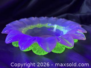 MaxSold Auction: C.1890 Victorian Pink Opalescent English Steven's & Williams Floriform Art Glass Bowl Vaseline Uranium Rigaree - Toronto (Ontario, Canada) PARTNER MANAGED Reseller Online Auction - Railside Road