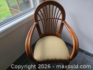 MaxSold Auction: Round Rattan Wicker Dining Table with Glass Top & 4 Chairs - Ottawa (Ontario, Canada) SELLER MANAGED Moving Online Auction - Deerwood Drive