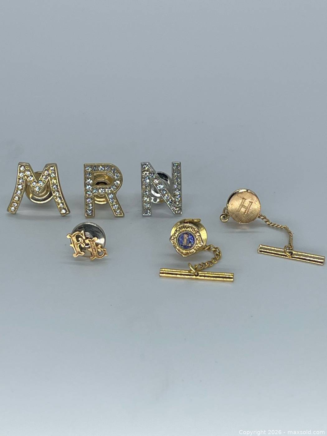 小物 Pi-man Six vintage monogram lapel pins and tie tacks | Maxsold