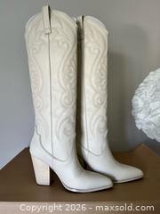 MaxSold Auction: Steve Madden Western Boots - Ottawa (Ontario, Canada) SELLER MANAGED Downsizing Online Auction - Woodvale Green (STORAGE)