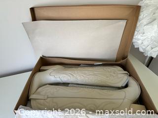 MaxSold Auction: Steve Madden Western Boots - Ottawa (Ontario, Canada) SELLER MANAGED Downsizing Online Auction - Woodvale Green (STORAGE)