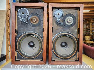 MaxSold Auction: Vintage RARE AR-3A Speakers (PAIR) - Toronto (Ontario, Canada) PARTNER MANAGED Reseller Online Auction - Queen Street Wt.