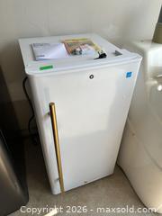 MaxSold Auction: Vida by Paderno Mini Fridge - Gananoque (Ontario, Canada) SELLER MANAGED Downsizing Online Auction -Elmwood Drive