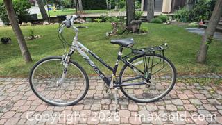MaxSold Auction: Fuji Crosstown Hybrid/City Bike 700c 21-Speed Step-Through - Markham (Ontario, Canada) PARTNER MANAGED Downsizing Online Auction - Forest Park Crescent