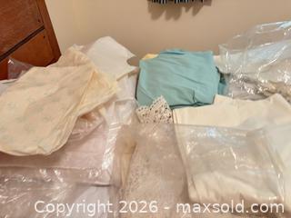 MaxSold Auction: Vintage Linen, Cotton and Lace Linens B - Mississippi Mills (Ontario, Canada) Moving Online Auction - Vaughan Street