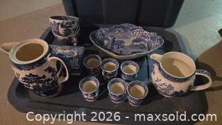 MaxSold Auction: Wedgwood Willow and other Blue & White Servingware B - Mississippi Mills (Ontario, Canada) Moving Online Auction - Vaughan Street